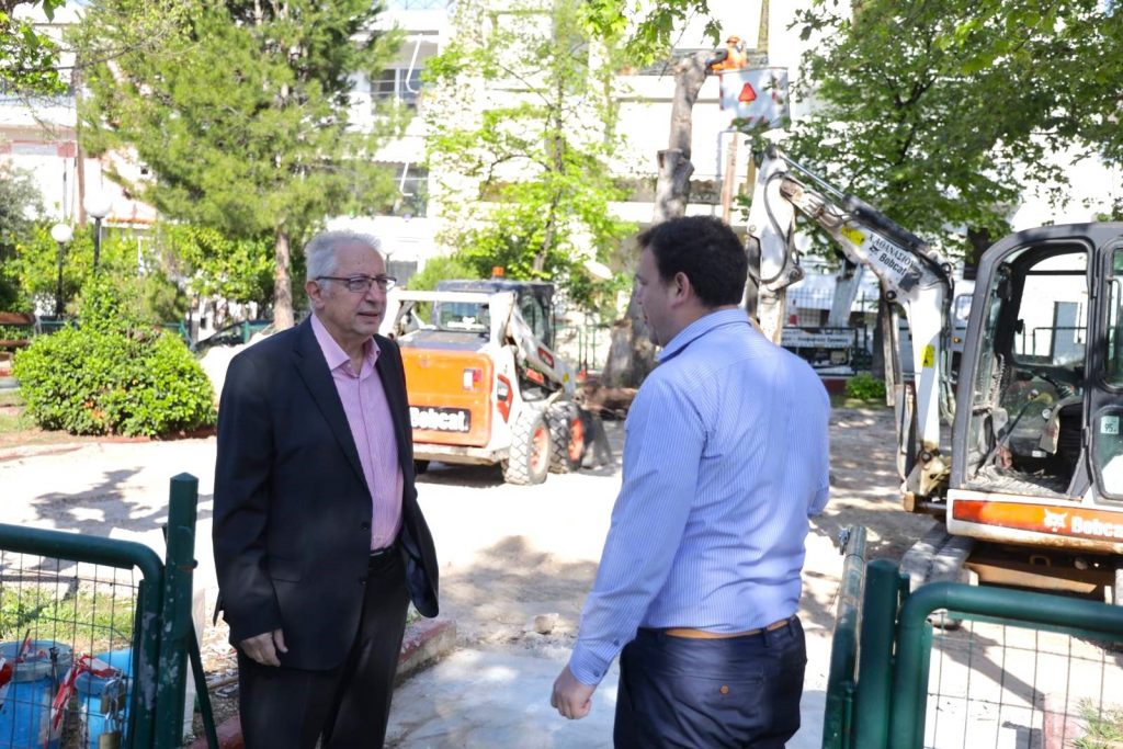 Αυτοψία του Δημάρχου Αμαρουσίου Θεόδωρου Αμπατζόγλου κατά την έναρξη εργασιών ανακαίνισης της Παιδικής Χαράς στην Πλατεία Ηπειρώτικων