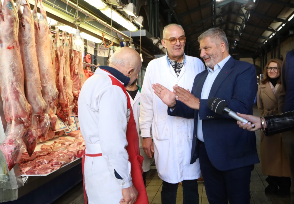 Επίσκεψη Περιφερειάρχη στη Βαρβάκειο Αγορά – Εντατικοί οι έλεγχοι της Περιφέρειας στις τιμές και τα τρόφιμα ενόψει Πάσχα 21 photo-varvakeios-2-1000x695