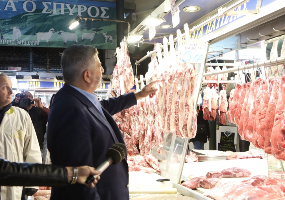 Επίσκεψη Περιφερειάρχη στη Βαρβάκειο Αγορά – Εντατικοί οι έλεγχοι της Περιφέρειας στις τιμές και τα τρόφιμα ενόψει Πάσχα 19 photo-varvakeios-4-1000x702