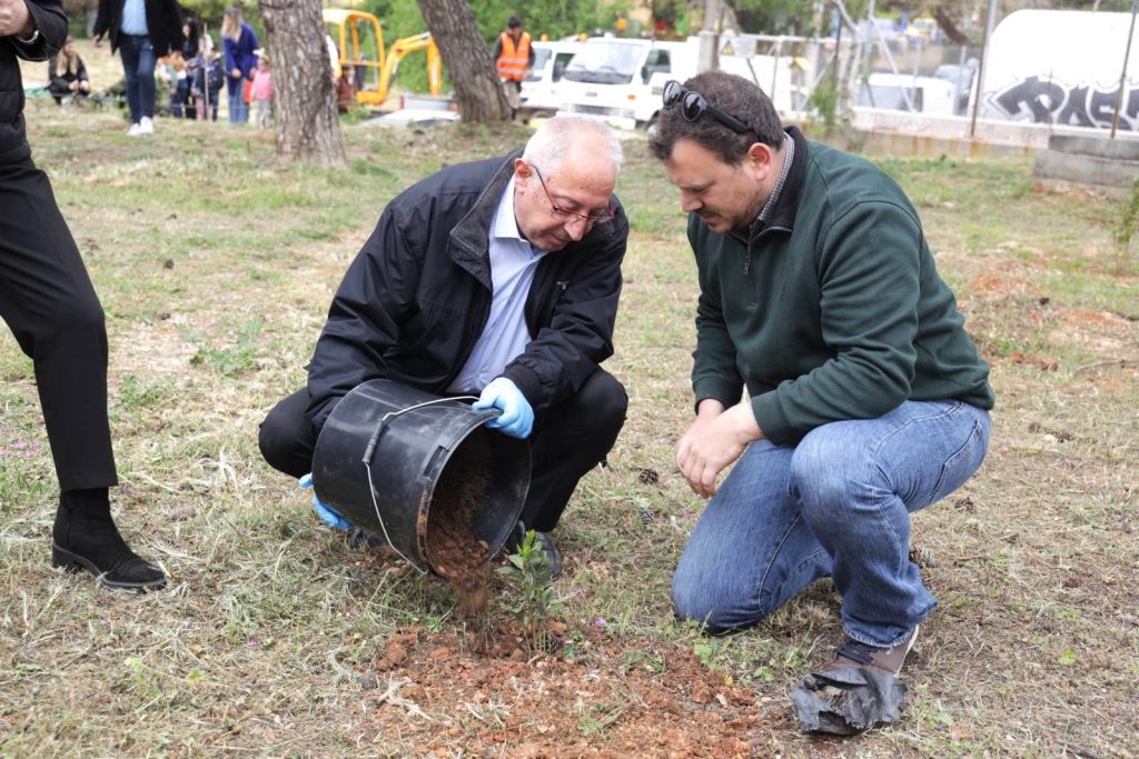 Με επιτυχία ολοκληρώθηκε η δράση δεντροφύτευσης στο πάρκο Φραγκοκλησιάς στο Πολύδροσο Αμαρουσίου