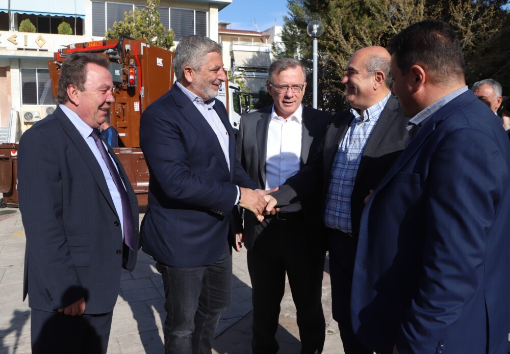 Παράδοση εξοπλισμού για την ανακύκλωση βιοαποβλήτων από τον Περιφερειάρχη Αττικής Γ. Πατούλη στον Δήμο Ασπροπύργου 18 IMG_20230331_124309_copy_1888x1312-1000x695