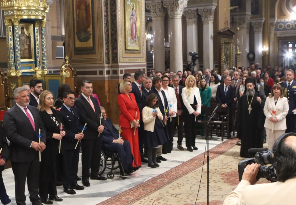 Στην Ιερά Ακολουθία της Αναστάσεως στον Ιερό καθεδρικό Ναό Αθηνών, παρουσία και της Προέδρου της Δημοκρατίας Κ. Σακελλαροπούλου, παρέστη ο Περιφερειάρχης Αττικής Γ. Πατούλης 17 IMG_20230416_004709_copy_1755x1220-1000x695