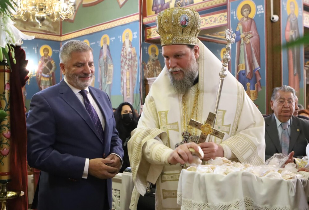 Στην Ιερά Ακολουθία της Αναστάσεως στον Ιερό καθεδρικό Ναό Αθηνών, παρουσία και της Προέδρου της Δημοκρατίας Κ. Σακελλαροπούλου, παρέστη ο Περιφερειάρχης Αττικής Γ. Πατούλης 18 335537_n-1000x679