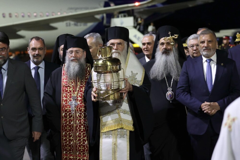 Στην Ιερά Ακολουθία της Αναστάσεως στον Ιερό καθεδρικό Ναό Αθηνών, παρουσία και της Προέδρου της Δημοκρατίας Κ. Σακελλαροπούλου, παρέστη ο Περιφερειάρχης Αττικής Γ. Πατούλης 21 3366331_n-1000x667
