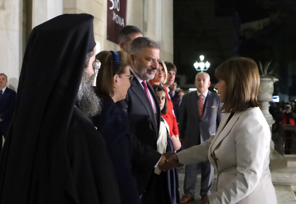 Στην Ιερά Ακολουθία της Αναστάσεως στον Ιερό καθεδρικό Ναό Αθηνών, παρουσία και της Προέδρου της Δημοκρατίας Κ. Σακελλαροπούλου, παρέστη ο Περιφερειάρχης Αττικής Γ. Πατούλης 25 33665β8659_n-1000x692