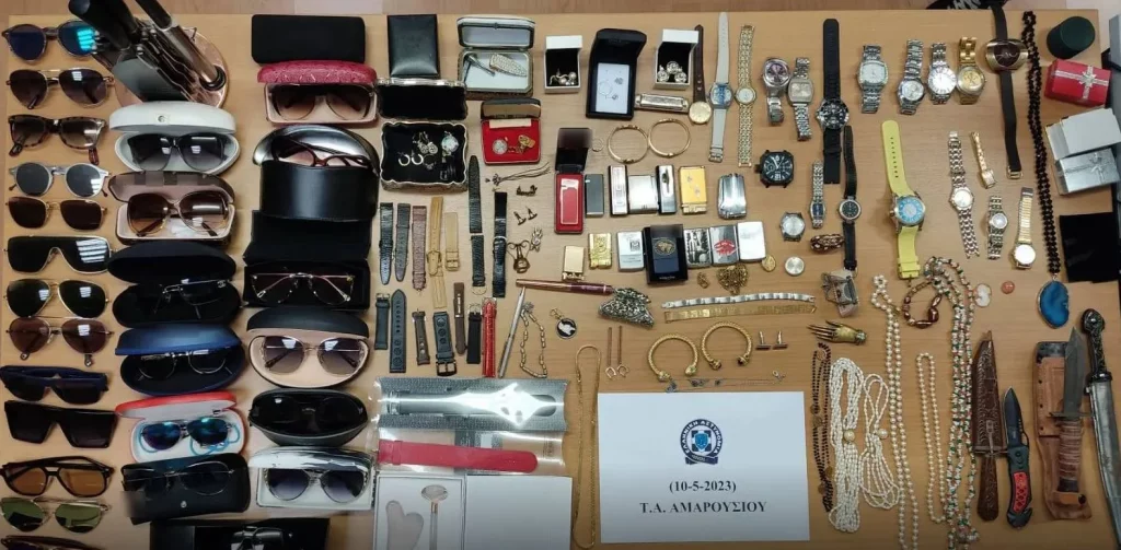 Bόλτες με Mercedes στο Κολωνάκι, φορώντας τα κλωπιμαία, έκανε η οικιακή βοηθός 3 Bόλτες με Mercedes στο Κολωνάκι, φορώντας τα κλωπιμαία, έκανε η οικιακή βοηθός