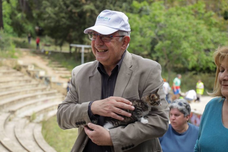 Παρουσία του Δημάρχου Αμαρουσίου Θεόδωρου Αμπατζόγλου η Γιορτή υιοθεσίας αδέσποτων ζώων, στο θεατράκι του Δάσους Συγγρού