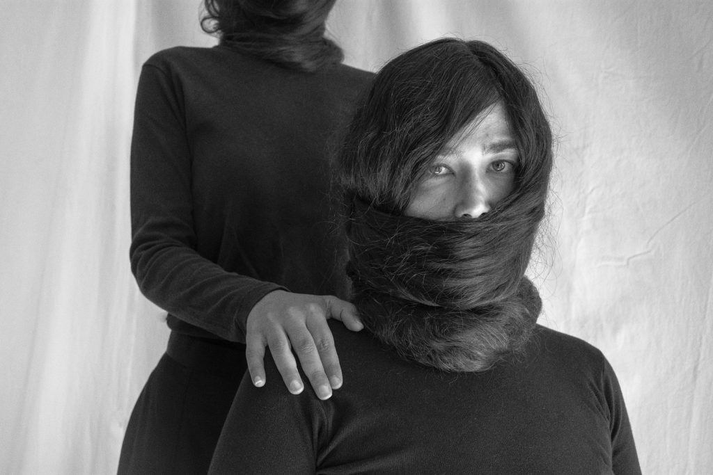 «Captivity – Αιχμαλωσία» – Έκθεση φωτογραφίας της Μερόπης Σταυρινού εμπνευσμένη από την πρόσφατη εξέγερση των γυναικών στο Ιράν