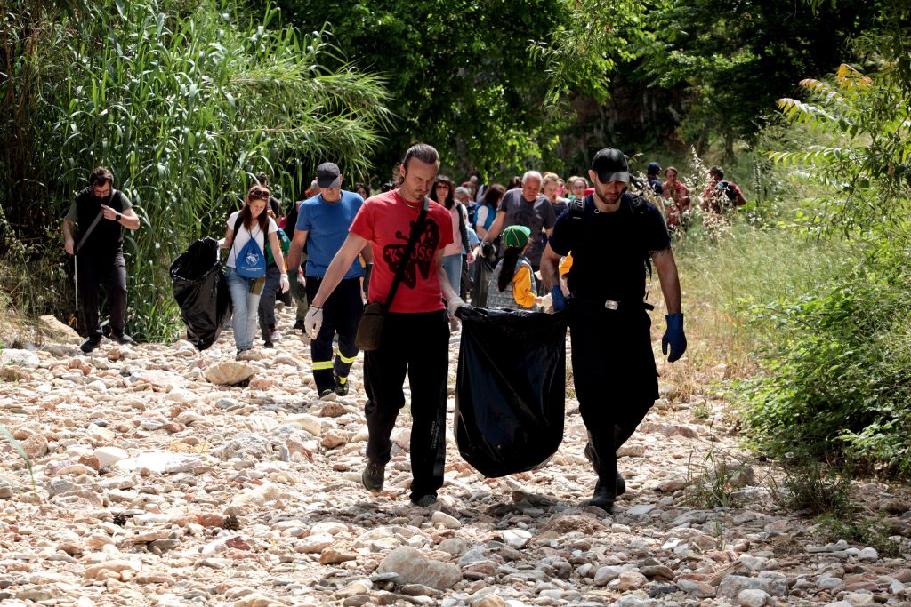 Δεκάδες εθελοντές στήριξαν τη δράση καθαρισμού της Ρεματιάς την Κυριακή 28 Μαΐου 2023 3 Δεκάδες εθελοντές στήριξαν τη δράση καθαρισμού της Ρεματιάς την Κυριακή 28 Μαΐου 2023