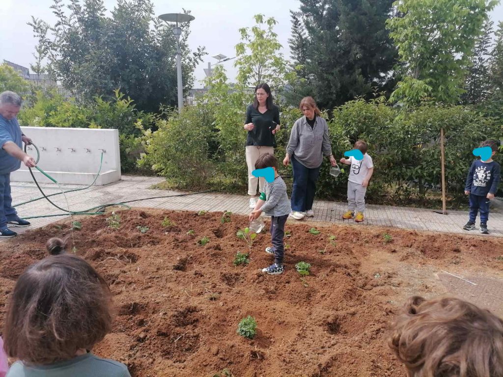 Φύτευση λαχανόκηπου στο 5ο τμήμα Προσχολικής Αγωγής 3 Φύτευση λαχανόκηπου στο 5ο τμήμα Προσχολικής Αγωγής