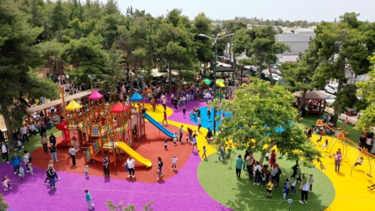 Στο πλαίσιο των εκδηλώσεων για τη Γιορτή της Μητέρας, εγκαινιάστηκε η νέα σύγχρονη παιδική χαρά «Παραμυθούπολη» στο Δήμο Ελληνικού – Αργυρούπολης, με χρηματοδότηση της Περιφέρεια Αττικής.