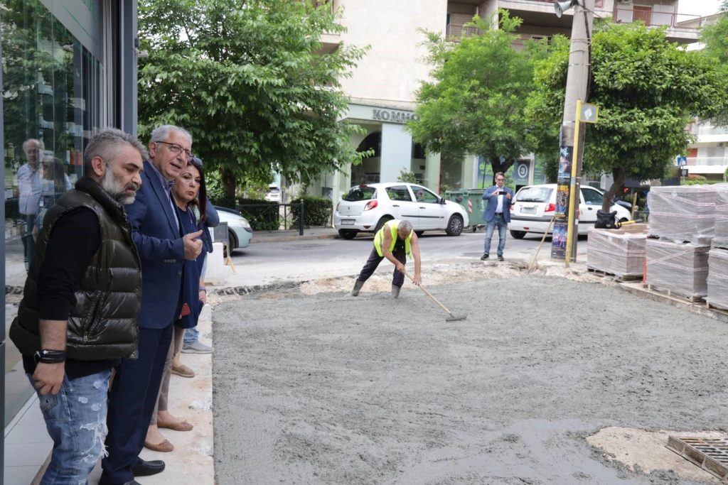 Αυτοψία του Δημάρχου Αμαρουσίου Θεόδωρου Αμπατζόγλου στο έργο ανακατασκευής της οδού Διομήδους στο κέντρο της πόλης