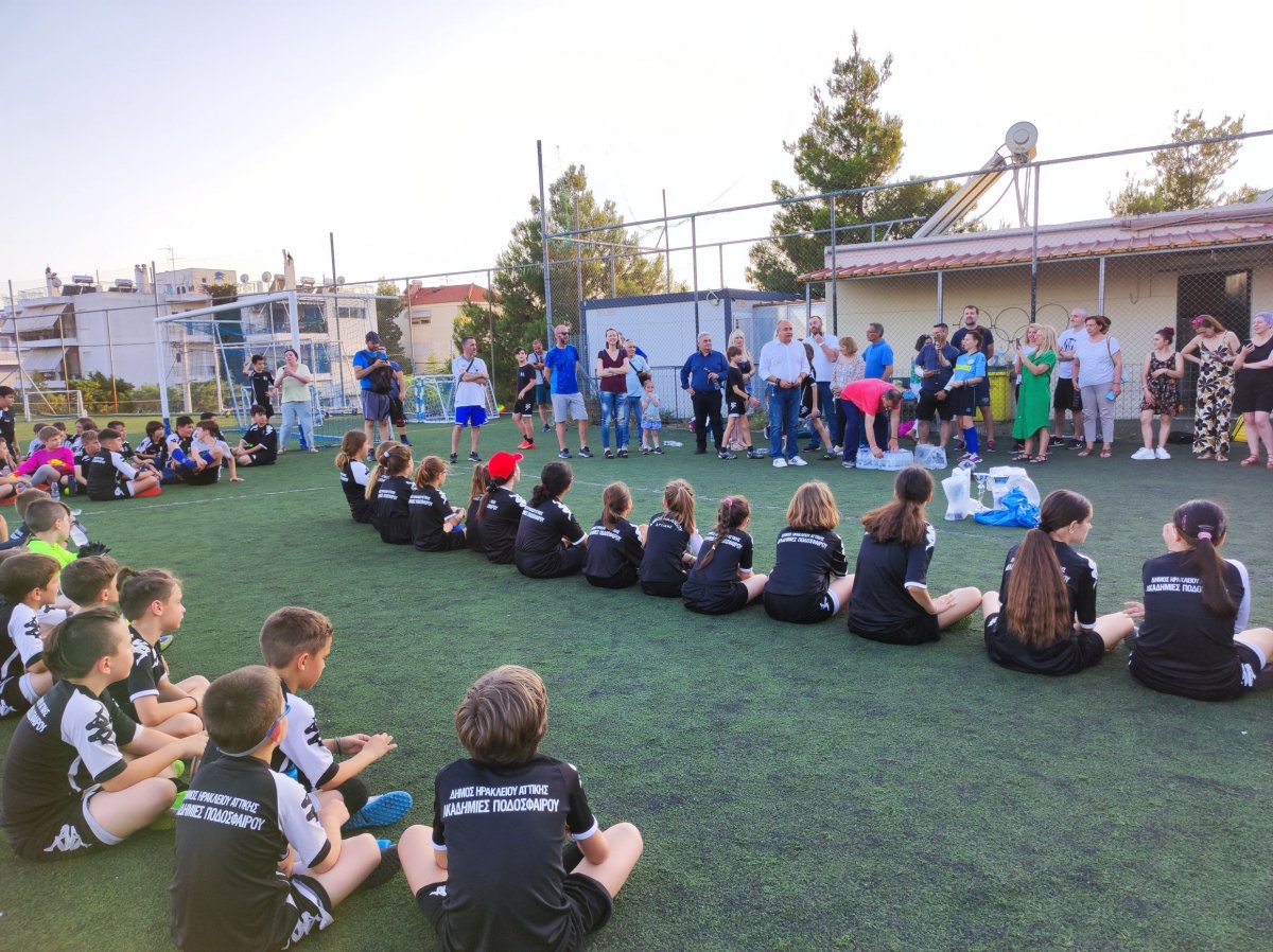Μπαμπάδες και παιδιά έπαιξαν ποδόσφαιρο στη λήξη της αγωνιστικής χρονιάς των Ακαδημιών του Δήμου Ηρακλείου Αττικής