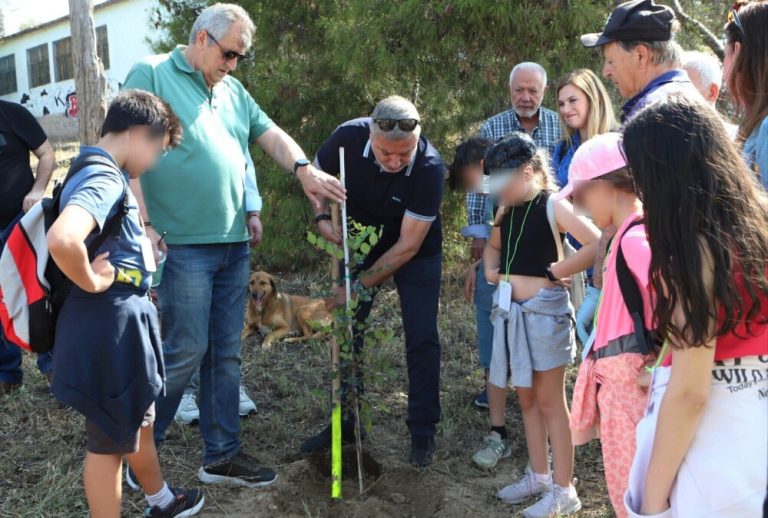 Εκατοντάδες μαθητές συμμετείχαν στην περιβαλλοντική δράση που διοργανώθηκε από την Περιφέρεια Αττικής στο Μητροπολιτικό Πάρκο «Αντ. Τρίτσης», με αφορμή και την Παγκόσμια Ημέρα Περιβάλλοντος στις 5 Ιουνίου