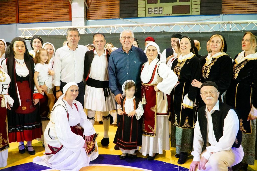 Εκπληκτική η παράσταση των τμημάτων Ευρωπαϊκών και Ελληνικών Παραδοσιακών Χορών με 150 συμμετοχές που διεξήχθη παρουσία του Δημάρχου Αμαρουσίου Θεόδωρου Αμπατζόγλου