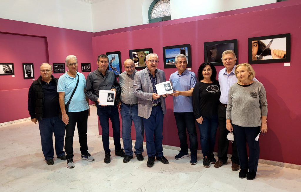Επίσκεψη του Δημάρχου Αμαρουσίου Θεόδωρου Αμπατζόγλου στην Έκθεση των Τμημάτων Δημιουργικής και Καλλιτεχνικής Φωτογραφίας του Δήμου