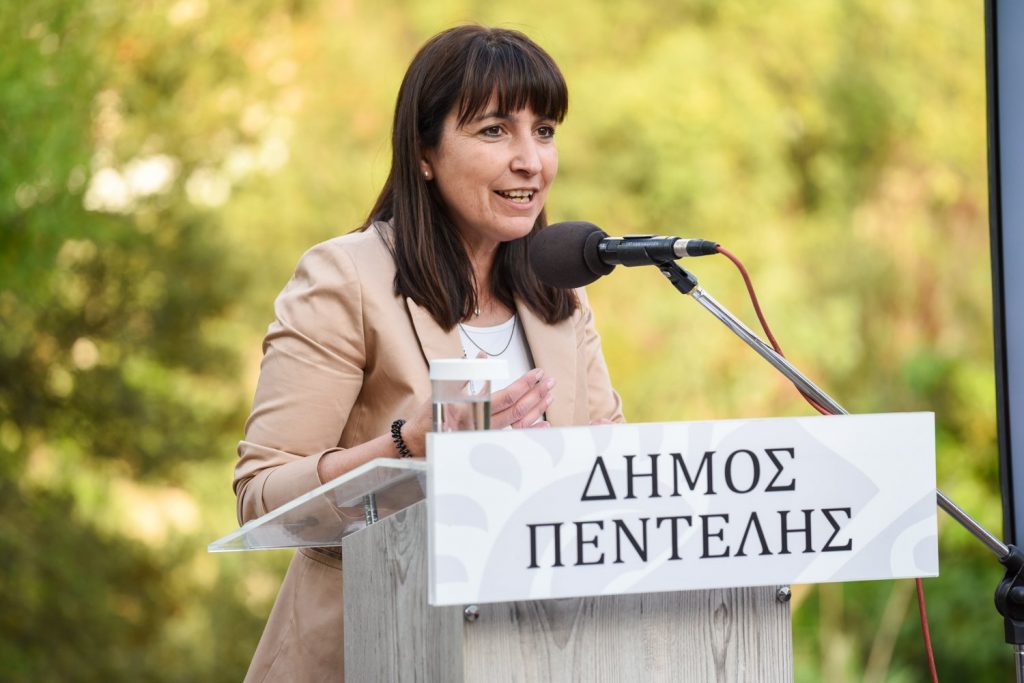 Η Δήμαρχος Πεντέλης συζήτησε σε ανοικτή εκδήλωση με τους κατοίκους της 1ης γειτονιάς των Μελισσίων. Δήμητρα Κεχαγιά: «Όπως σε όλο το δήμο μας, έτσι και στην 1η γειτονιά των Μελισσίων, μεγάλα και σημαντικά έργα έχουν μπει σε τροχιά υλοποίησης ή έχουν ολοκληρωθεί. Υλοποιούμε μεγάλες, ουσιαστικές και ποιοτικές αλλαγές στην πόλη μας» 3 Η Δήμαρχος Πεντέλης συζήτησε σε ανοικτή εκδήλωση με τους κατοίκους της 1ης γειτονιάς των Μελισσίων. Δήμητρα Κεχαγιά: «Όπως σε όλο το δήμο μας, έτσι και στην 1η γειτονιά των Μελισσίων, μεγάλα και σημαντικά έργα έχουν μπει σε τροχιά υλοποίησης ή έχουν ολοκληρωθεί. Υλοποιούμε μεγάλες, ουσιαστικές και ποιοτικές αλλαγές στην πόλη μας»