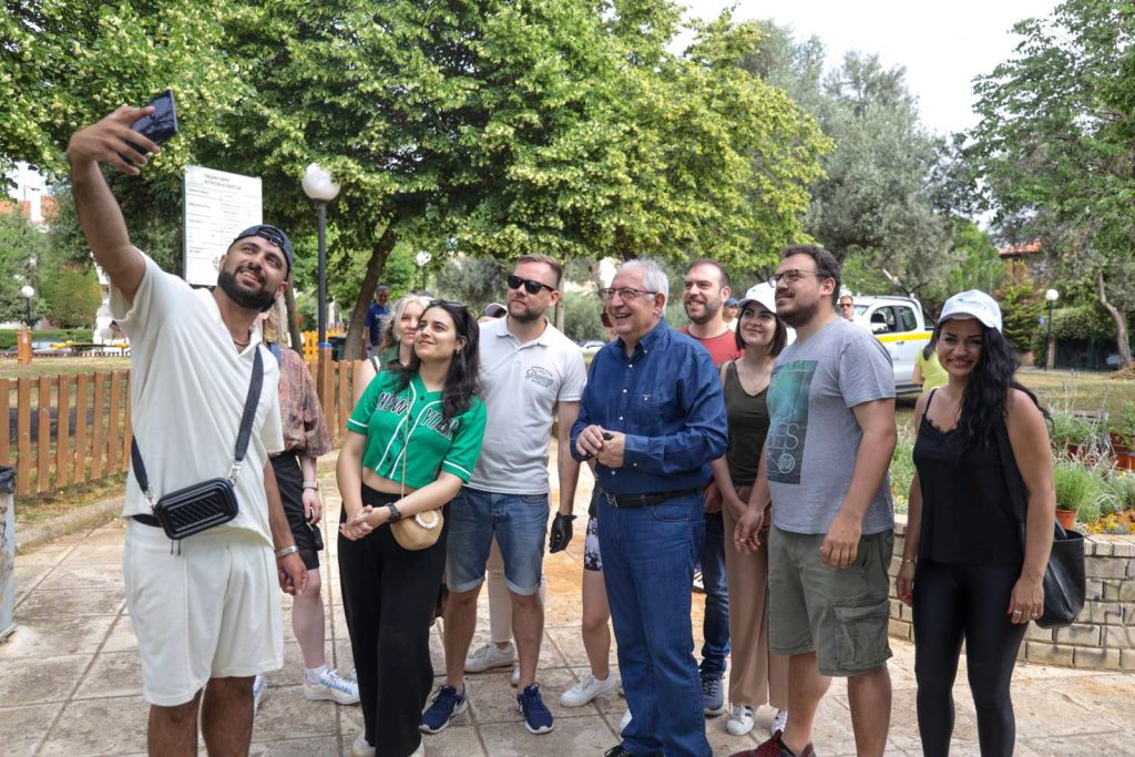Με τη συμμετοχή του Δημάρχου Αμαρουσίου Θ. Αμπατζόγλου, κατοίκων, μικρών παιδιών, και νέων από το πρόγραμμα Erasmus πρασίνισαν και καλλωπίστηκαν πάρκα στο Νέο Μαρούσι 4 Με τη συμμετοχή του Δημάρχου Αμαρουσίου Θ. Αμπατζόγλου, κατοίκων, μικρών παιδιών, και νέων από το πρόγραμμα Erasmus πρασίνισαν και καλλωπίστηκαν πάρκα στο Νέο Μαρούσι