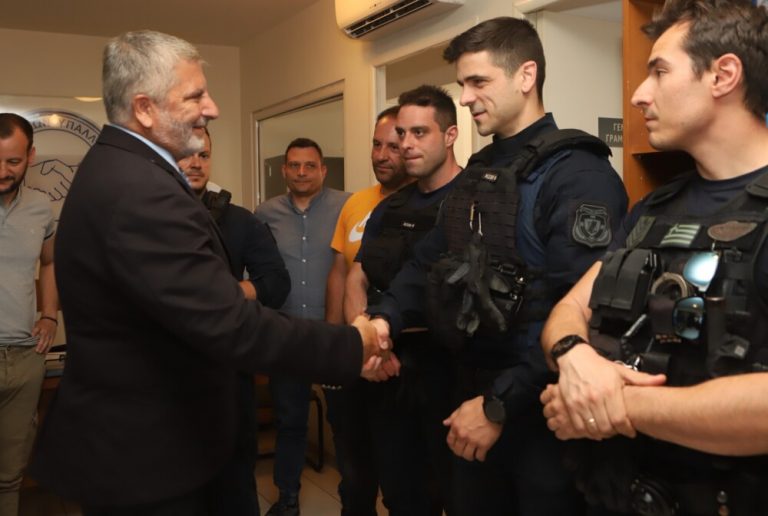 Παράδοση υγειονομικού υλικού στην Ένωση Αστυνομικών Υπαλλήλων Αθηνών από τον Περιφερειάρχη Αττικής
