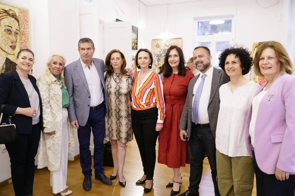 Παρουσία πλήθους πολιτών τα εγκαίνια της έκθεσης με τίτλο «Ελπίδα σε δύσκολους καιρούς» της γιατρού & εικαστικού Ελ. Ιωαννίδου, στον Πολυχώρο Πολιτισμού «ΑΡΤΕΜΙΣ» στο Μαρούσι