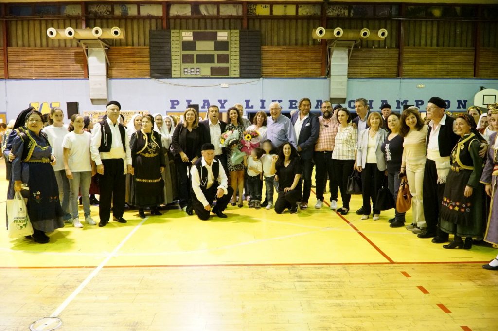 Παρουσία του Δημάρχου Αμαρουσίου Θ. Αμπατζόγλου και πλήθους κόσμου η υπέροχη γιορτή παραδοσιακών χορών Παιδιών & Ενηλίκων στο γήπεδο «Σπύρος Λούης» . 4 Παρουσία του Δημάρχου Αμαρουσίου Θ. Αμπατζόγλου και πλήθους κόσμου η υπέροχη γιορτή παραδοσιακών χορών Παιδιών & Ενηλίκων στο γήπεδο «Σπύρος Λούης» .