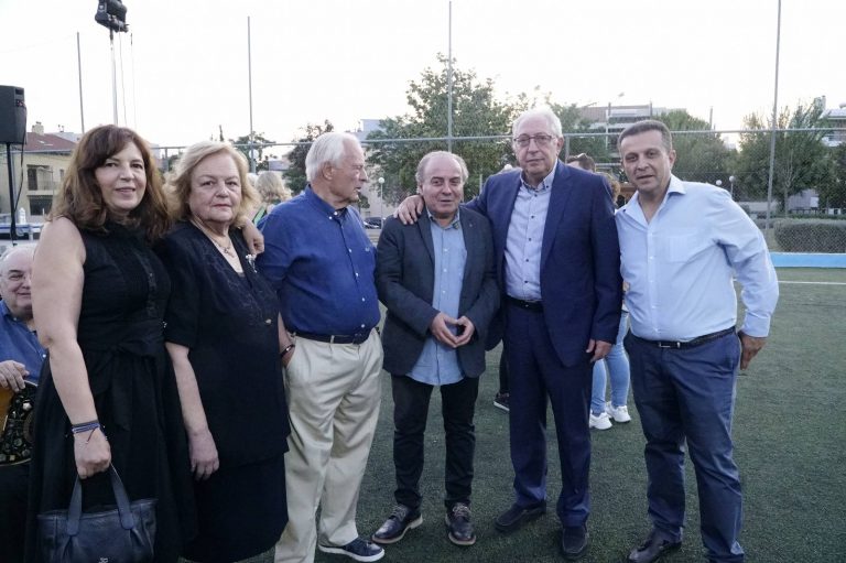 Παρουσία του Δημάρχου Αμαρουσίου Θεόδωρου Αμπατζόγλου πραγματοποιήθηκε το «Μουσικό Σταυροδρόμι» με τον Μπάμπη Τσέρτο στο Δημοτικό Γήπεδο Αμαρουσίου 5Χ5 Ζεκάκου