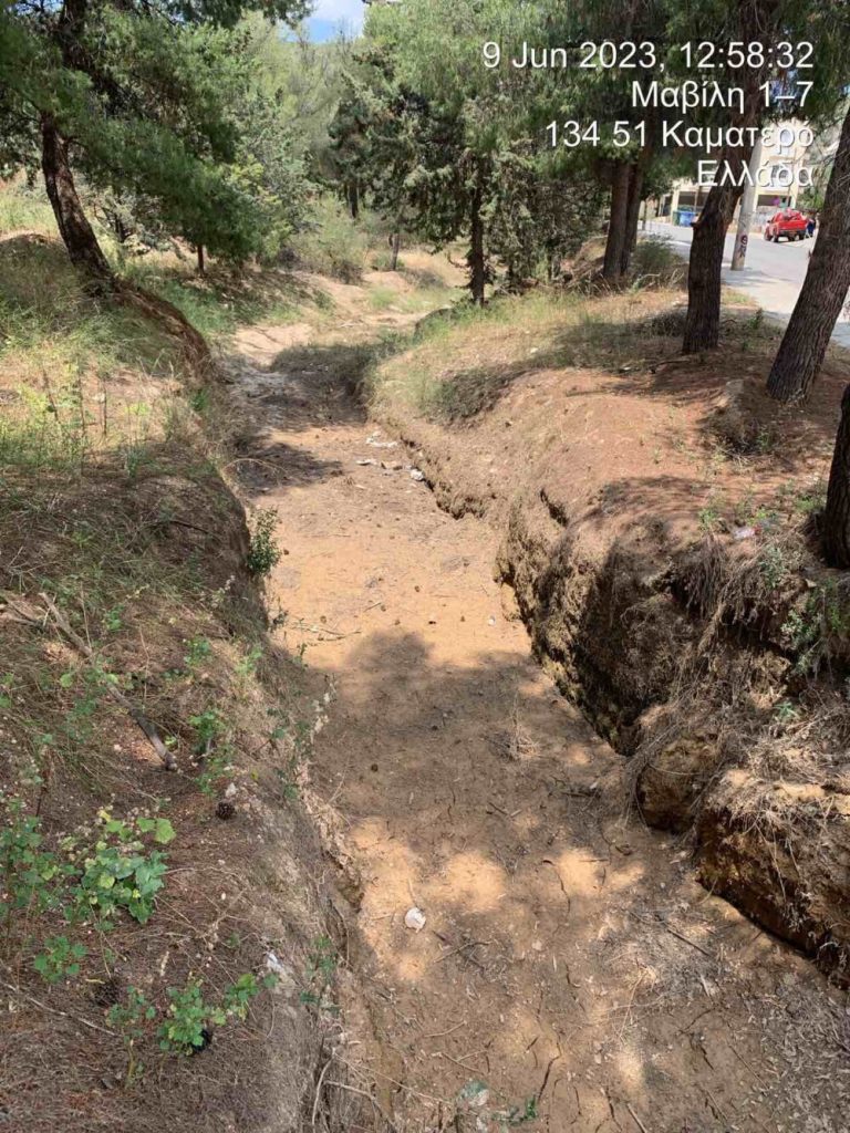 Προληπτικοί έλεγχοι από τα συνεργεία της Περιφέρειας Αττικής στις κοίτες ρεμάτων της Δυτικής Αθήνας, λόγω της συνεχιζόμενης έντασης των καιρικών φαινομένων