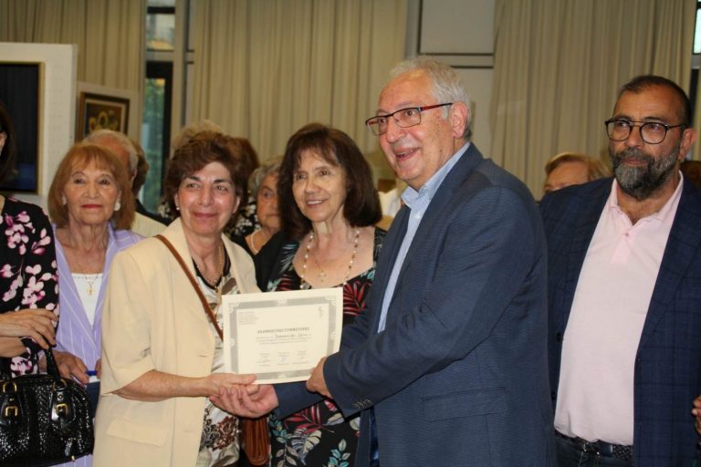 Τιμητική βράβευση από τον Δήμαρχο Αμαρουσίου Θ. Αμπατζόγλου των μελών του ΚΑΠΗ που συμμετείχαν με αξιόλογα έργα στην 7η Αναδρομική Έκθεση της Ομάδας Ζωγραφικής του ΚΑΠΗ