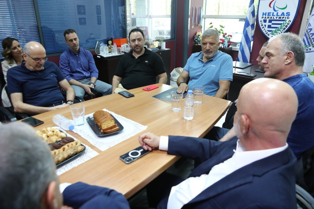 Εννέα ειδικά διαμορφωμένα οχήματα τύπου Mini Van από την Περιφέρεια Αττικής στην Ελληνική Παραολυμπιακή Επιτροπή για την ασφαλή μετακίνηση και τις ανάγκες των αθλητών ΑμΕΑ 21 STEF2540-1000x666