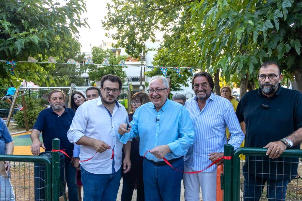 Ο Δήμαρχος Αμαρουσίου Θεόδωρος Αμπατζόγλου εγκαινίασε την ανακατασκευασμένη Παιδική Χαρά στην πλατεία Ηπειρώτικων
