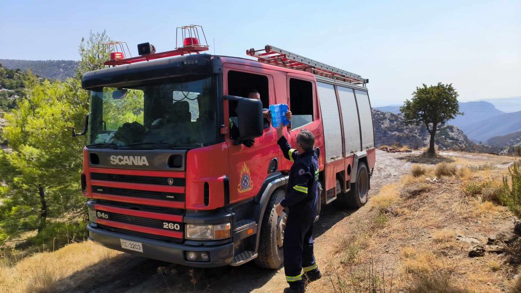 Στο πλευρό των πυροσβεστών οι εθελοντές Πολιτικής Προστασίας του Δήμου Χαλανδρίου