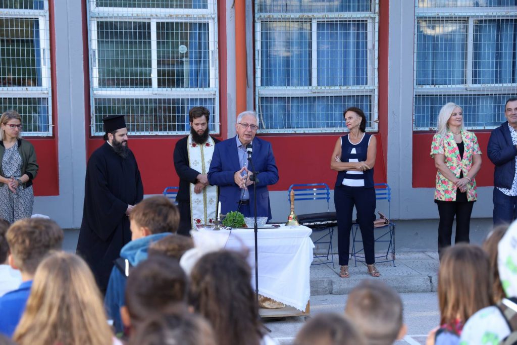 Κοντά στα παιδιά ο Δήμαρχος Αμαρουσίου Θ. Αμπατζόγλου στο πρώτο κουδούνι για τη νέα χρονιά 4 Κοντά στα παιδιά ο Δήμαρχος Αμαρουσίου Θ. Αμπατζόγλου στο πρώτο κουδούνι για τη νέα χρονιά