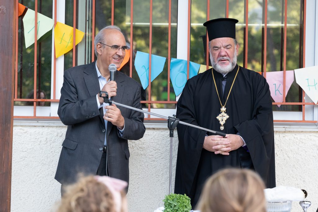 Ο ΔΗΜΑΡΧΟΣ ΚΗΦΙΣΙΑΣ ΓΙΩΡΓΟΣ ΘΩΜΑΚΟΣ ΔΙΠΛΑ ΣΤΗΝ ΕΚΠΑΙΔΕΥΤΙΚΗ ΚΟΙΝΟΤΗΤΑ