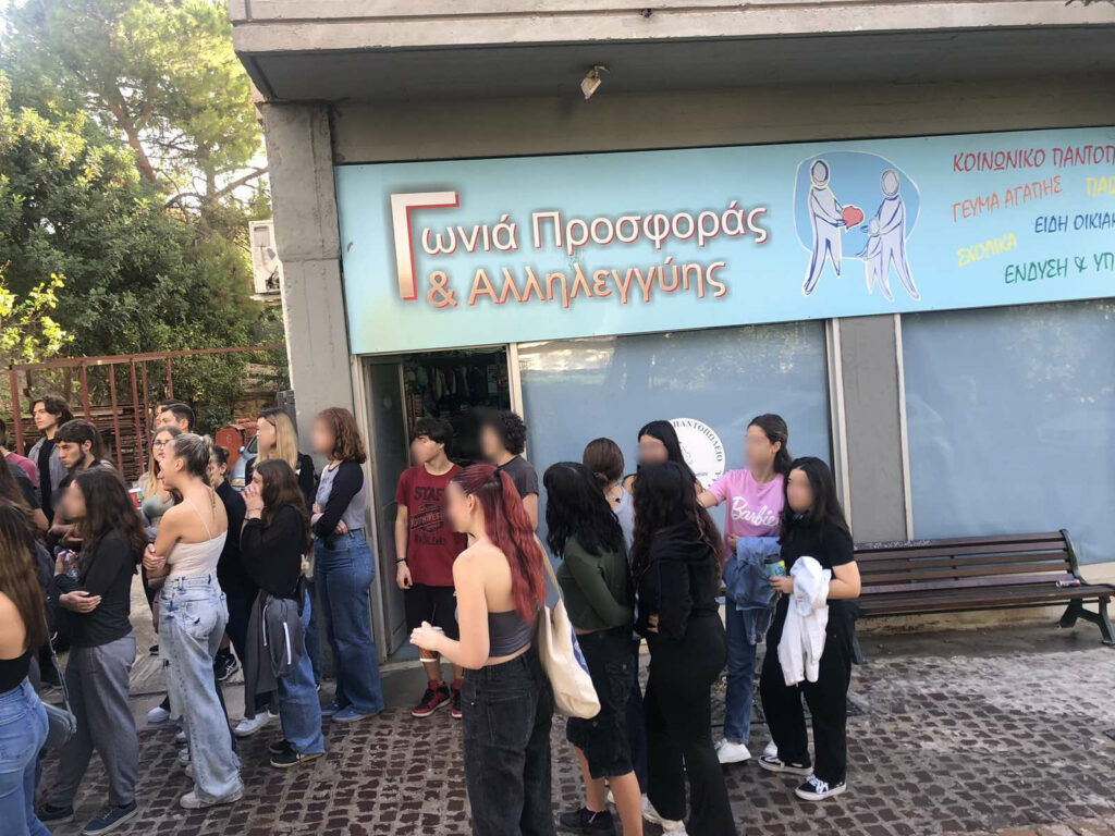 Επίσκεψη της Γ’ τάξης του 3ου ΓΕΛ Αμαρουσίου στο ΚΑΠΗ και στο Κοινωνικό Παντοπωλείο με προσφορά ειδών πρώτης ανάγκης 4 Επίσκεψη της Γ’ τάξης του 3ου ΓΕΛ Αμαρουσίου στο ΚΑΠΗ και στο Κοινωνικό Παντοπωλείο με προσφορά ειδών πρώτης ανάγκης