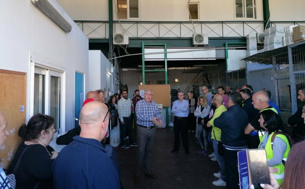 Με τους εργαζόμενους στην Καθαριότητα και τα Τεχνικά Εξωτερικά Συνεργεία συναντήθηκε ο Δήμαρχος Αμαρουσίου Θ. Αμπατζόγλου, με την ευκαιρία της διάθεσης των νέων Ειδών Ατομικής Προστασίας 4 Με τους εργαζόμενους στην Καθαριότητα και τα Τεχνικά Εξωτερικά Συνεργεία συναντήθηκε ο Δήμαρχος Αμαρουσίου Θ. Αμπατζόγλου, με την ευκαιρία της διάθεσης των νέων Ειδών Ατομικής Προστασίας
