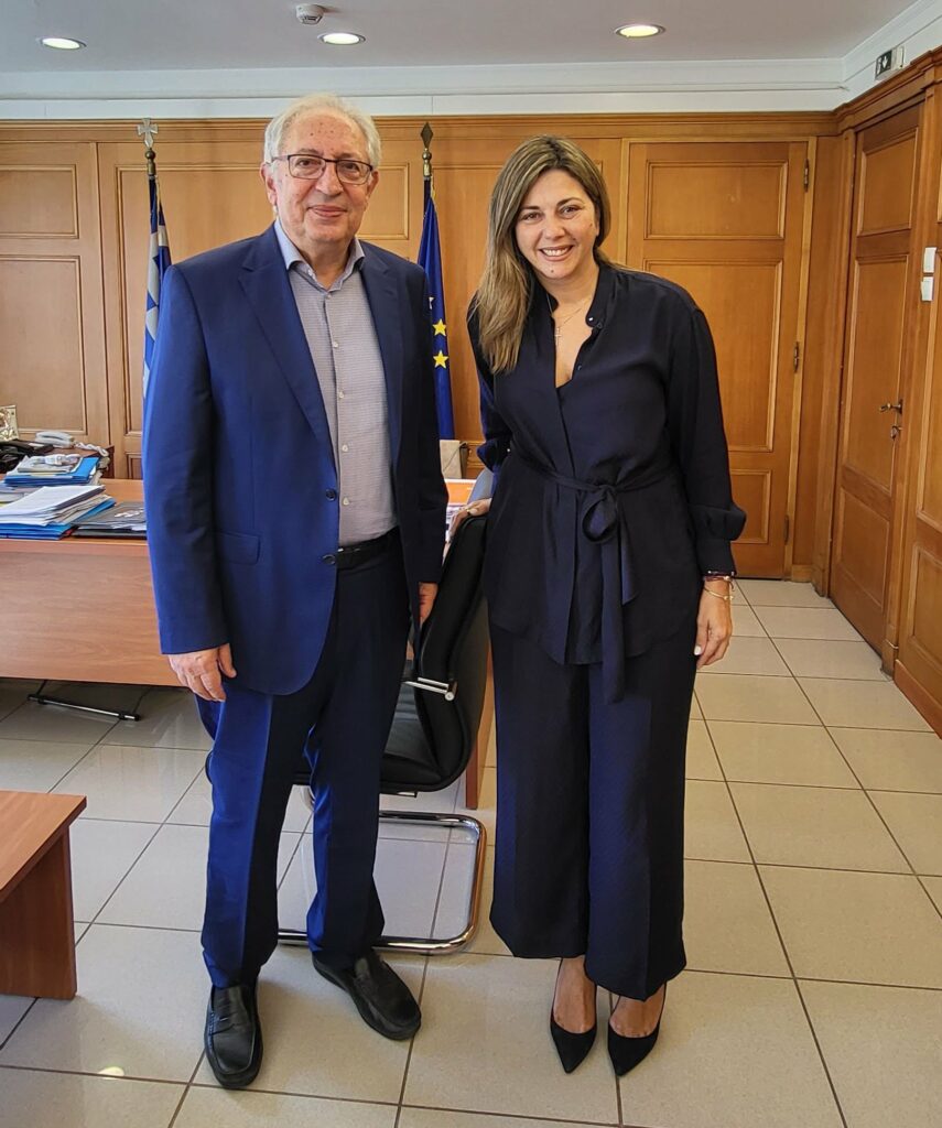 Συνάντηση του Δημάρχου Αμαρουσίου Θ. Αμπατζόγλου με την Υπουργό Κοινωνικής Συνοχής & Οικογένειας Σ. Ζαχαράκη 4 Συνάντηση του Δημάρχου Αμαρουσίου Θ. Αμπατζόγλου με την Υπουργό Κοινωνικής Συνοχής & Οικογένειας Σ. Ζαχαράκη