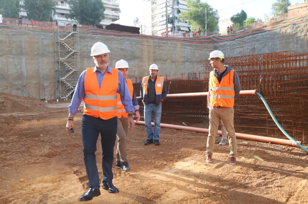 Την εξέλιξη των εργασιών στο νέο κλειστό Γυμναστήριο Ν. Σμύρνης το οποίο κατασκευάζεται με χρηματοδότηση της Περιφέρειας 20.8 εκ. ευρώ, επιθεώρησε ο Περιφερειάρχης Αττικής 15 photo-n.-smyrni-6-1000x665