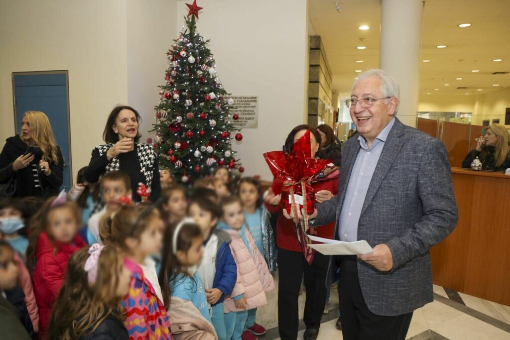 Χριστουγεννιάτικα κάλαντα και μελωδίες με τη συνοδεία μουσικών οργάνων αντήχησαν στο Δημαρχείο Αμαρουσίου από τα παιδιά των Δημοτικών Παιδικών Σταθμών και των Σχολείων της πόλης 4 Χριστουγεννιάτικα κάλαντα και μελωδίες με τη συνοδεία μουσικών οργάνων αντήχησαν στο Δημαρχείο Αμαρουσίου από τα παιδιά των Δημοτικών Παιδικών Σταθμών και των Σχολείων της πόλης
