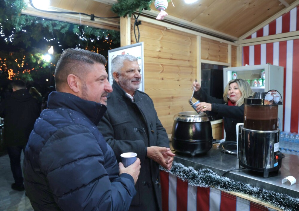 Φωταγωγήθηκε το Χριστουγεννιάτικο Δέντρο της Περιφέρειας Αττικής στο Πεδίον του Άρεως 20 photo-dentro-4-1000x706