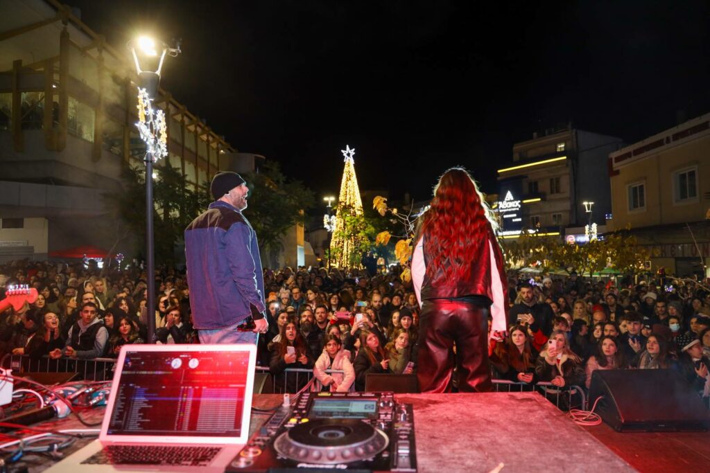 Λαμπερή η φωταγώγηση του Χριστουγεννιάτικου Δέντρου στο Μαρούσι με τους Μιχάλη Stavento και Ήβη Αδάμου