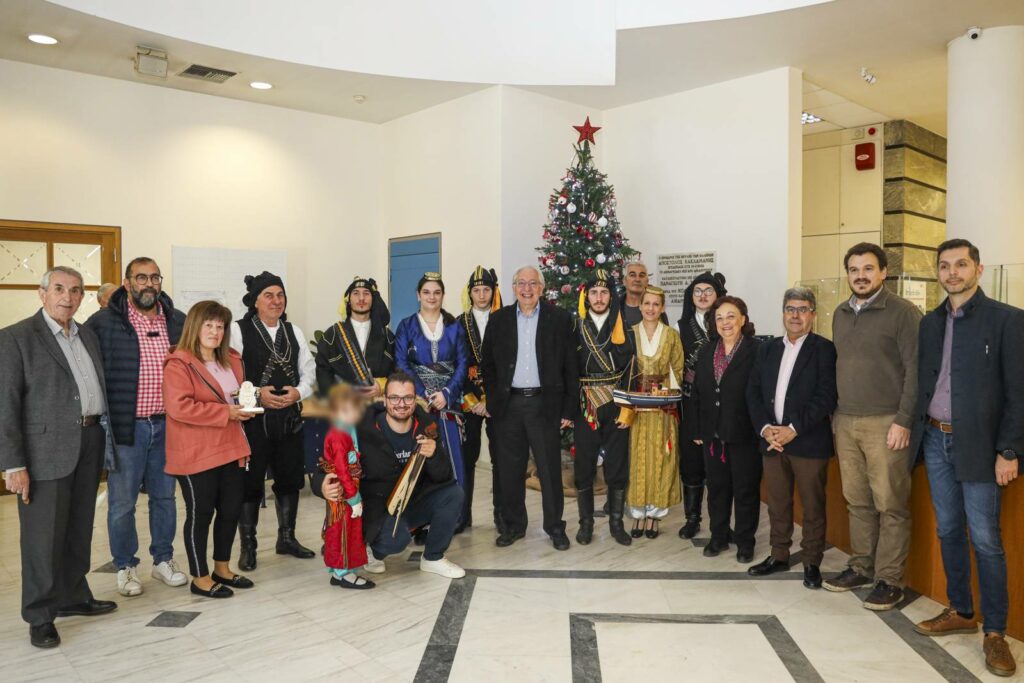 Με Πρωτοχρονιάτικα κάλαντα προανήγγειλαν τον ερχομό του 2024 στον Δήμαρχο Αμαρουσίου Θ. Αμπατζόγλου, οι Σύλλογοι Ποντίων, Κρητών η Φιλαρμονική του Δήμου και τα παιδιά των ΚΔΑΠ ΜΕΑ “Πρόσβαση” 4 Με Πρωτοχρονιάτικα κάλαντα προανήγγειλαν τον ερχομό του 2024 στον Δήμαρχο Αμαρουσίου Θ. Αμπατζόγλου, οι Σύλλογοι Ποντίων, Κρητών η Φιλαρμονική του Δήμου και τα παιδιά των ΚΔΑΠ ΜΕΑ “Πρόσβαση”
