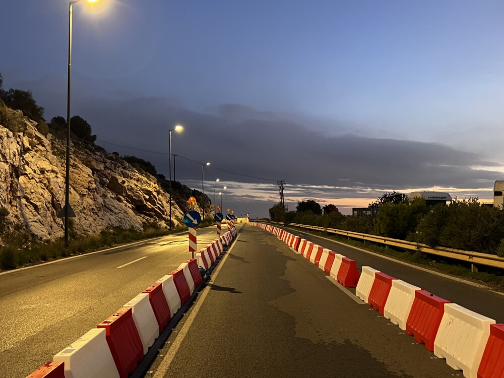 Σε εξέλιξη από την Περιφέρεια Αττικής η κατεπείγουσα αποκατάσταση των πρανών στα λιμανάκια της Βάρκιζας 5 IMG_1073-1000x750