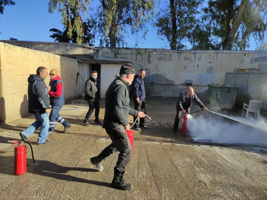 Σημαντική εκπαίδευση στα μέσα πυροπροστασίας για τους εργαζομένους στη διεύθυνση Καθαριότητας