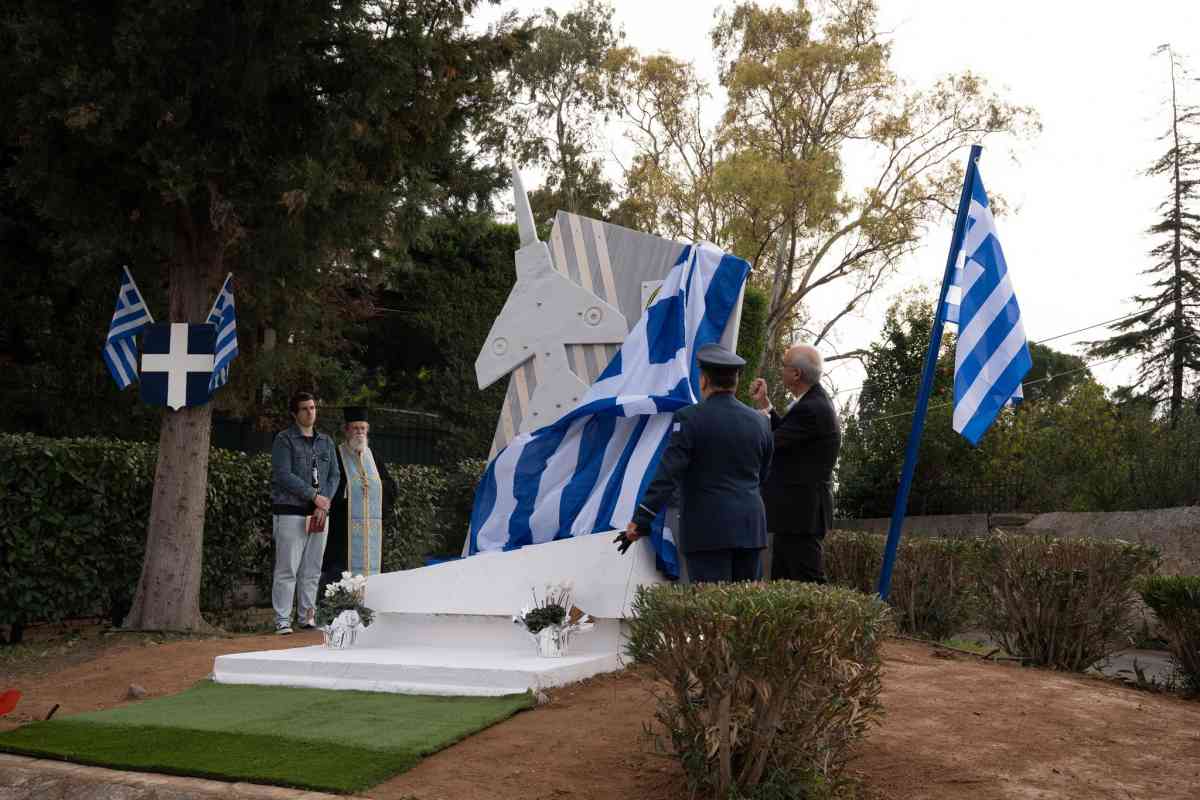 ΑΠΟΚΑΛΥΠΤΗΡΙΑ ΜΝΗΜΕΙΟΥ ΤΟΥ ΥΠΟΣΜΗΝΑΓΟΥ ΝΙΚΟΛΑΟΥ ΣΙΑΛΜΑ