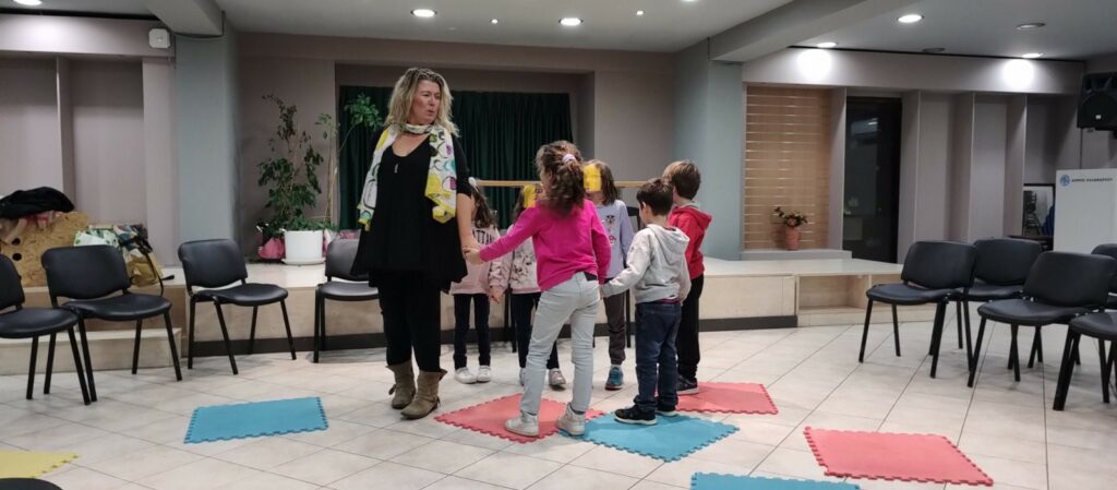 Ευχές για μια καλή χρονιά από τις ομάδες μουσικοκινητικής αγωγής Carl Orf