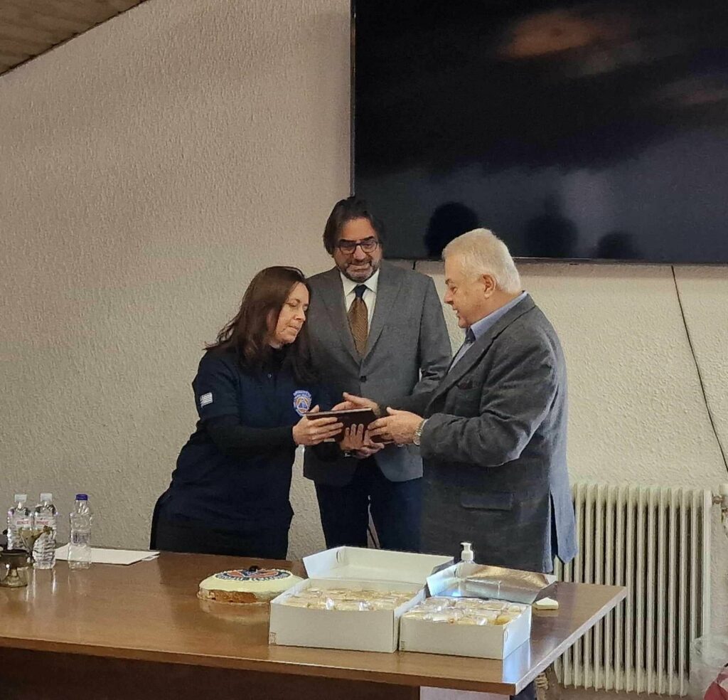 Με πολλές ευχές για το νέο έτος, η Εθελοντική Ομάδα Πολιτικής Προστασίας του Δήμου Αμαρουσίου έκοψε την Πρωτοχρονιάτικη πίτα 4 Με πολλές ευχές για το νέο έτος, η Εθελοντική Ομάδα Πολιτικής Προστασίας του Δήμου Αμαρουσίου έκοψε την Πρωτοχρονιάτικη πίτα
