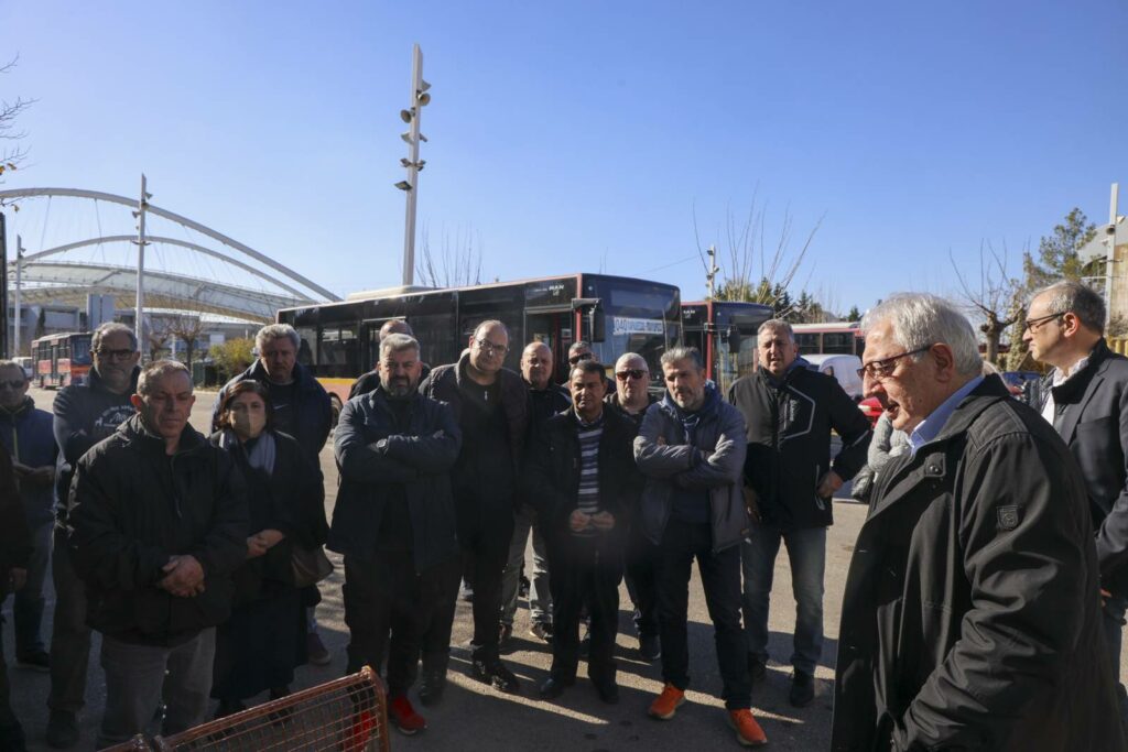 Ο Δήμαρχος Αμαρουσίου Θ. Αμπατζόγλου έκοψε την Πρωτοχρονιάτικη πίτα των εργαζομένων στη Δημοτική Συγκοινωνία 4 Ο Δήμαρχος Αμαρουσίου Θ. Αμπατζόγλου έκοψε την Πρωτοχρονιάτικη πίτα των εργαζομένων στη Δημοτική Συγκοινωνία