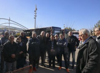 Ο Δήμαρχος Αμαρουσίου Θ. Αμπατζόγλου έκοψε την Πρωτοχρονιάτικη πίτα των εργαζομένων στη Δημοτική Συγκοινωνία