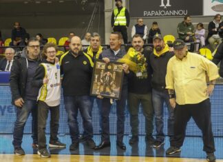 Παρουσία του Δημάρχου Αμαρουσίου Θεόδωρου Αμπατζόγλου η βράβευση του Άρη Βωβού στο κλειστό Γήπεδο του Αγ. Θωμά