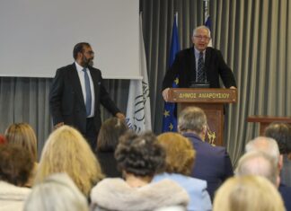 Σε εγκάρδια ατμόσφαιρα τα μέλη του ΚΑΠΗ έκοψαν την Πρωτοχρονιάτικη πίτα και αντάλλαξαν ευχές με το Δήμαρχο Αμαρουσίου Θ. Αμπατζόγλου και μέλη της Διοίκησης